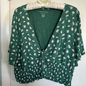 ✨AE cropped tie front floral green top✨